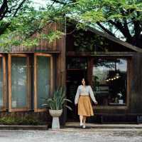 คาเฟ่บ้านไม้ใต้ต้นจามจุรียักษ์
