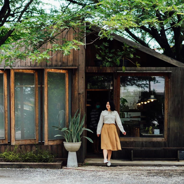คาเฟ่บ้านไม้ใต้ต้นจามจุรียักษ์