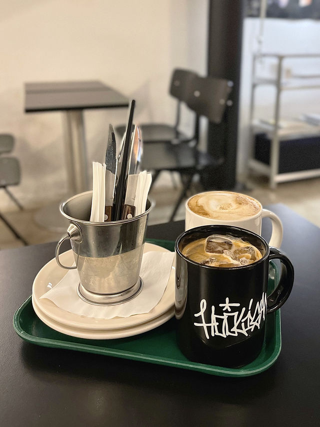 首爾弘大小巷內的時尚咖啡店-Hooligan Coffee
