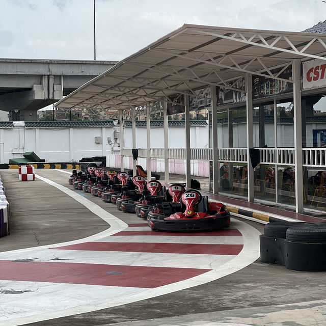 270cc．四衝程卡丁車．時速可達75 km/h