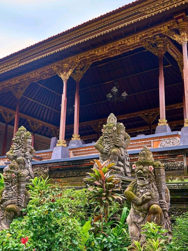 Bali, Indonesia: A Tropical Paradise 🌴🏖️_
