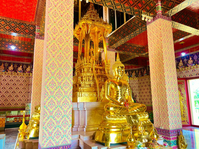 สักการะพระบรมสารีริกธาตุและปิดทองหลวงพ่อโสธร