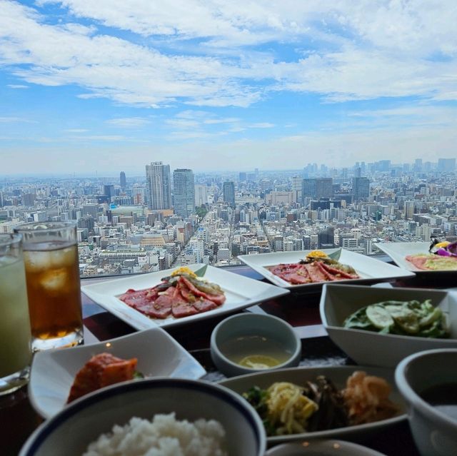 一邊享受藍天白雲，一邊俯瞰東京市區的燒肉👍🏻🥩