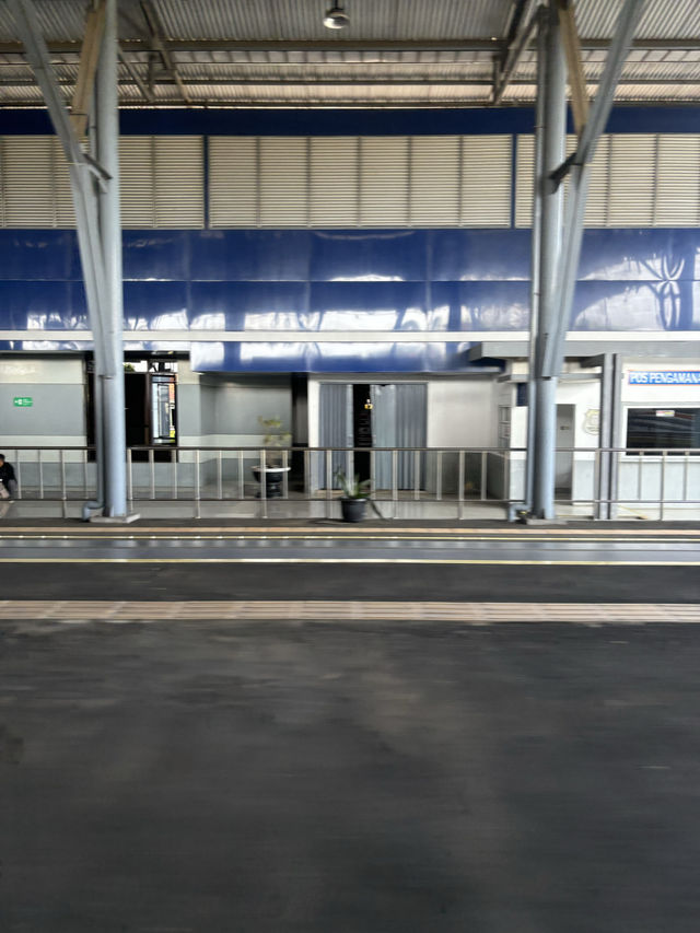 นั่งรถไฟข้ามเมืองที่ประเทศอินโดนีเซีย 🇮🇩
