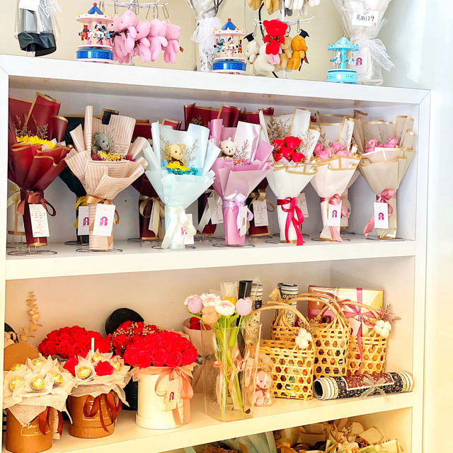 🇲🇾 Mona Liza Cakery: Sweet Treats and Unique Gifts