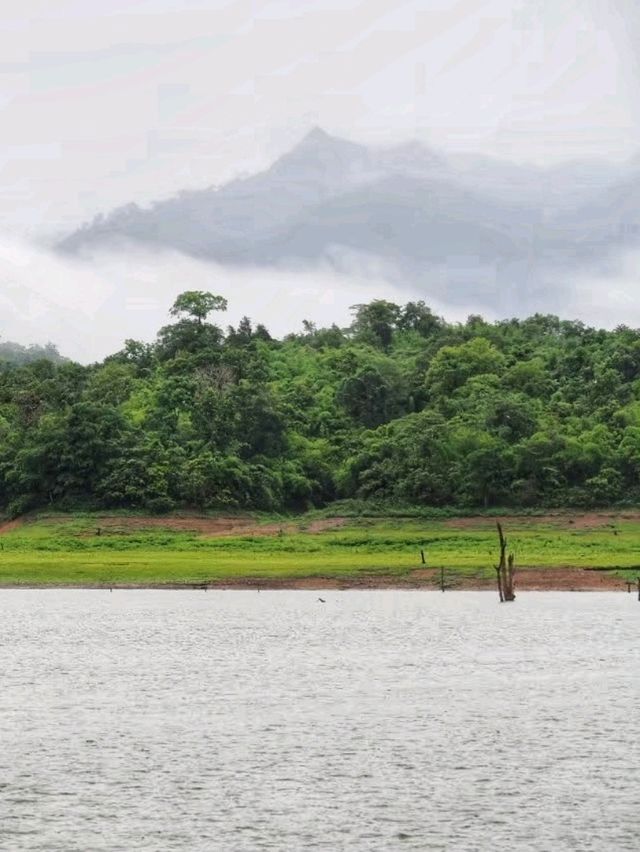 ล่องเรือชมเมืองเก่าสังขละบุรี