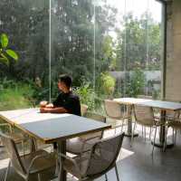 ปูรณ์ / POON คาเฟ่โอเอซีสสีเขียวกลางเมืองบางแสน