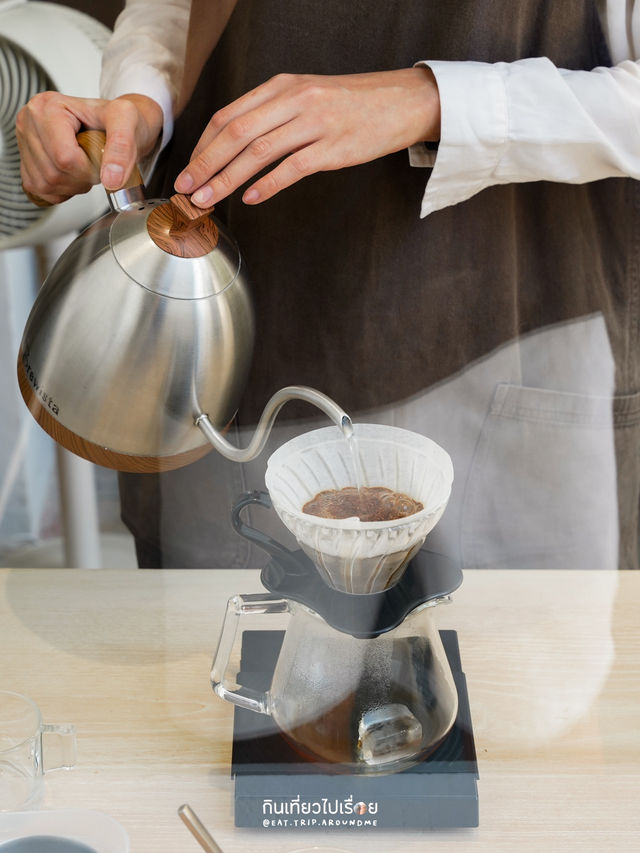 จิบกาแฟริมคลอง พร้อมชมวิวภูเขาทอง