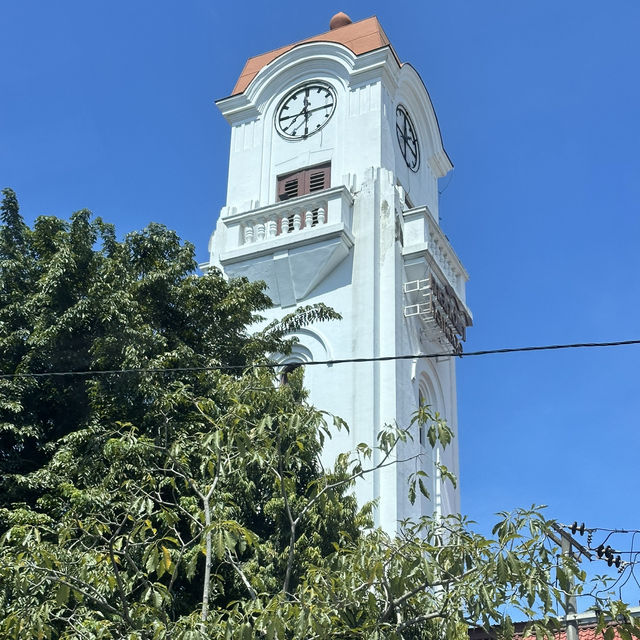 Discovering the Charms of Surabaya: A City Full of Life! 🏙️✨