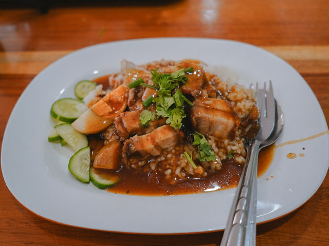 ตา ต๊ะ ข้าวหมูแดง  Signature คือน้ำพริกเผา