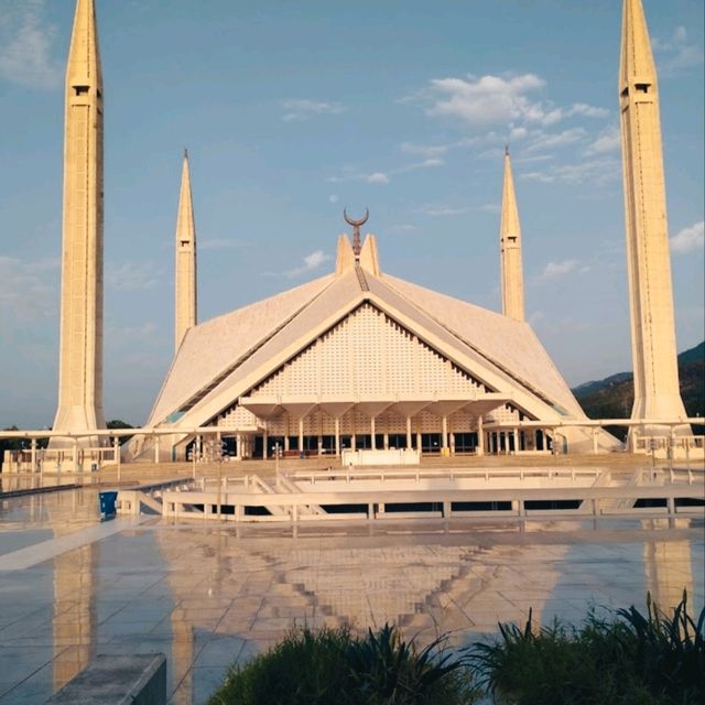 A MOSQUE WITH CONTEMPORARY ARCHITECTURE.