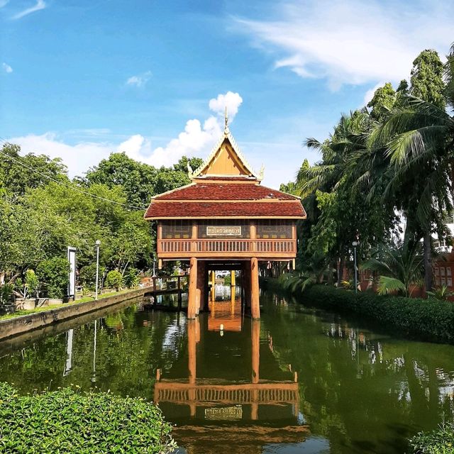 สักการะพระพุทธรูปประจำเมืองกำแพงเพชร