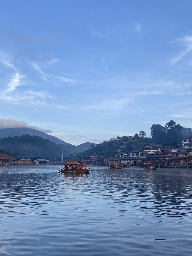 บ้านรักไทย | จ.แม่ฮ่องสอน 🏘️⛰️🏮🛶