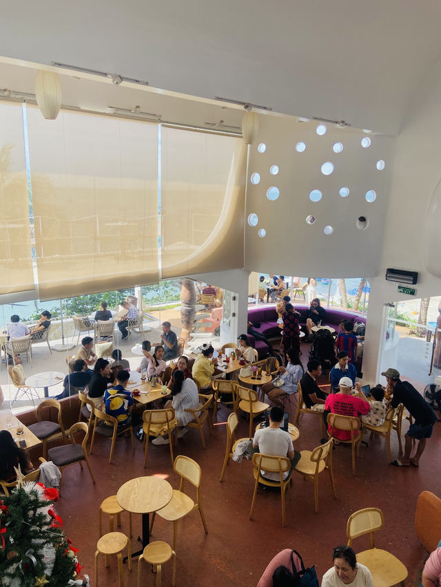 A coffee shop to admire fishing village sea view