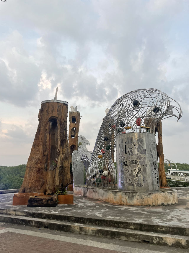 Krabi Town’s Quirky Statues: A Fun Art Walk Around the Streets 🗿🎨