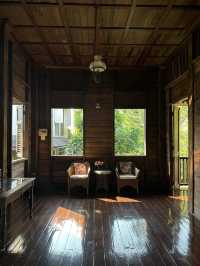 แวะชมบ้านท่านขุนอายุ 100 ปี ในตัวเมืองคอน 