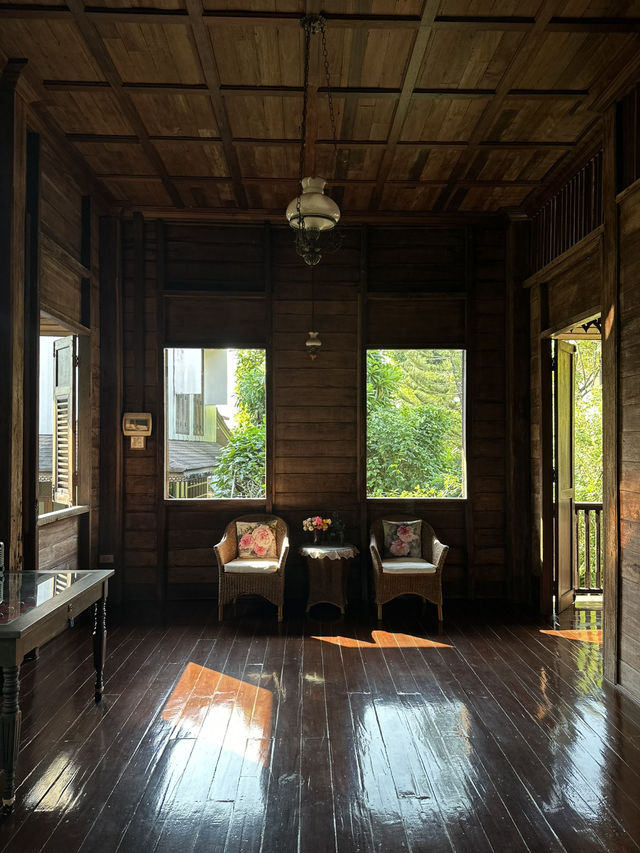 แวะชมบ้านท่านขุนอายุ 100 ปี ในตัวเมืองคอน 