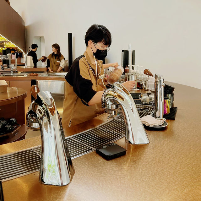 Artisan Perfection at Rolling Roasters Cafe