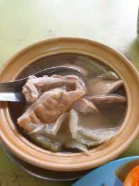 “สีมรกต” ข้าวหมูแดงหมูกรอบระดับตำนาน