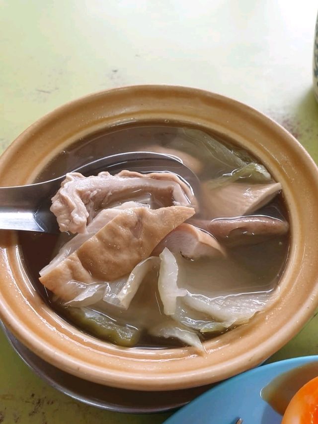 “สีมรกต” ข้าวหมูแดงหมูกรอบระดับตำนาน