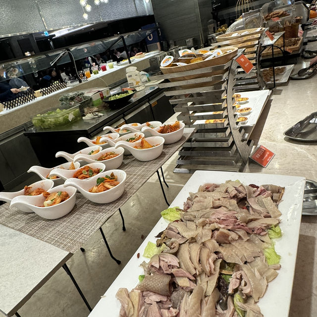 台北凱達大飯店的百宴自助晚餐！滿滿餐點種類，精緻裝潢很有氣氛！