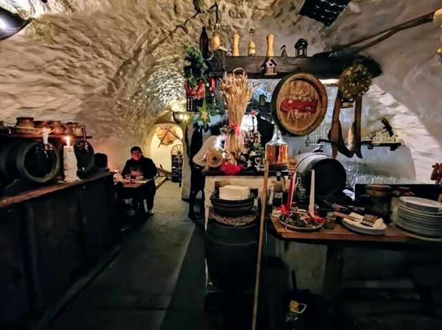 在洞穴中吃豬肋排？CK小鎮的地窖餐廳 Krčma Šatlava