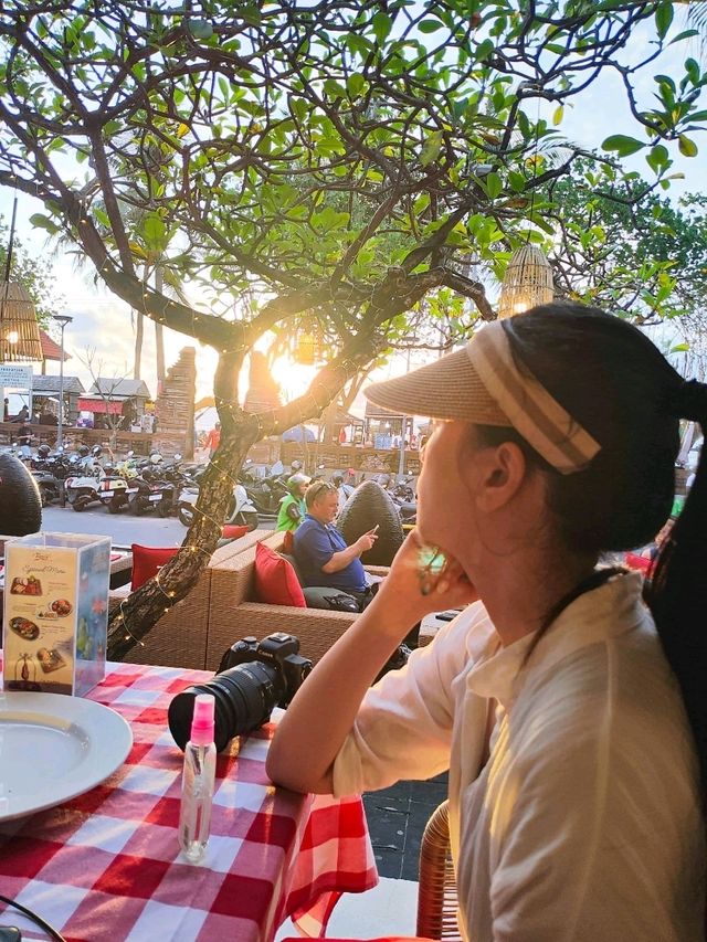 觀賞庫塔海灘夕陽的最佳餐廳Rosso Vivo Dine & Lounge
