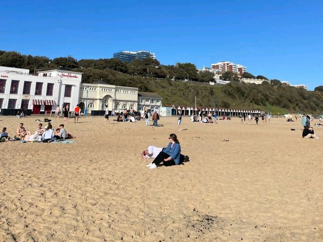 🌸 *Breathe in the salty air & let Bournemouth’s spring magic work its charm.*