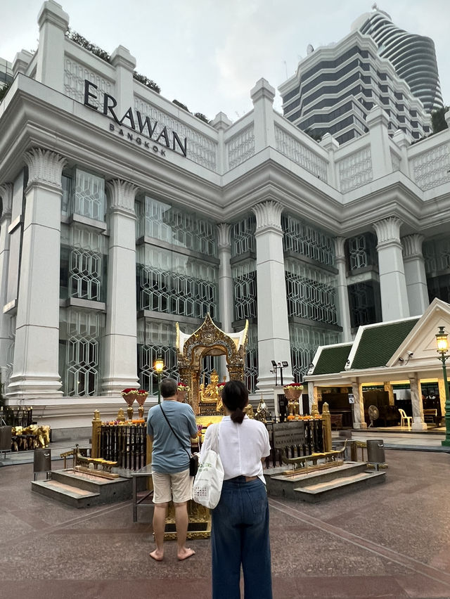 สักการะ ศาลท้าวมหาพรหมเอราวัณ ยามเช้า