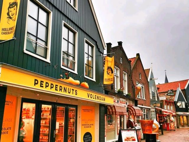 Walking Through Volendam: A Sustainable Stroll in Amsterdam's Charming Harbor Village