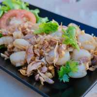 ครัวลุงระ ร้านอาหารทะเลติดหาดแสงจันทร์ ระยอง