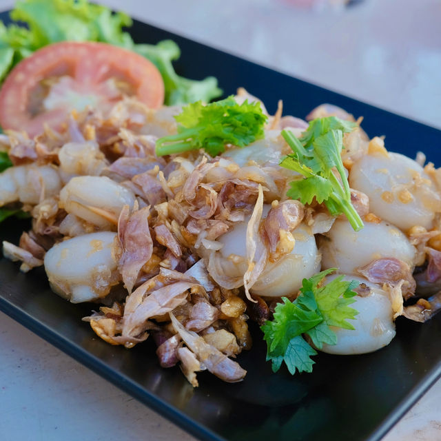 ครัวลุงระ ร้านอาหารทะเลติดหาดแสงจันทร์ ระยอง
