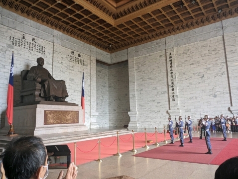 台湾】巨大な蒋介石のブロンズ像と衛兵交代式を見る | Trip.com 台北
