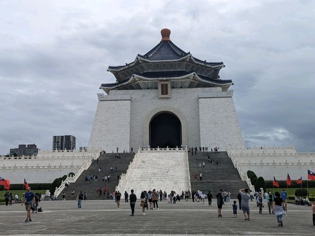 【台湾】巨大な蒋介石のブロンズ像と衛兵交代式を見る