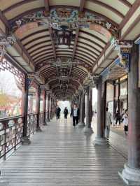 สะพานโบราณสวยๆ กับน้ำสีฟ้าๆ ที่ตูเจียงเยี่ยน