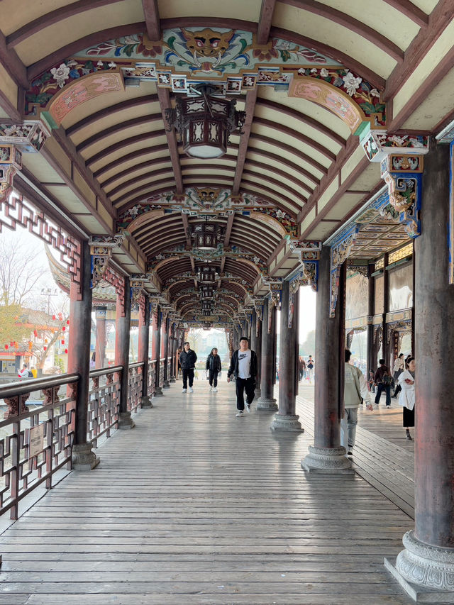 สะพานโบราณสวยๆ กับน้ำสีฟ้าๆ ที่ตูเจียงเยี่ยน