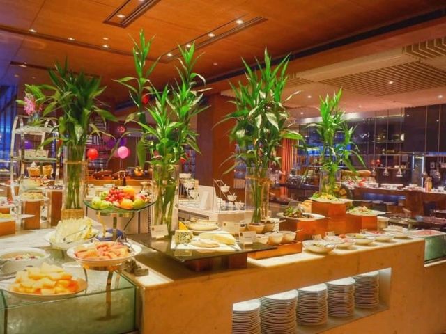 บุฟเฟ่ต์นานาชาติ 27 Bites at Radisson Blu Plaza