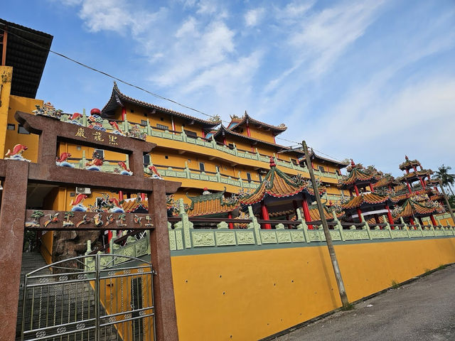 Black Dragon Cave Temple: Stairs, Secrets & the Best Yong Tau Foo in Town🐉🏯