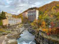 🍁 錦の渓谷！「定山渓温泉」の紅葉は圧巻の美しさ