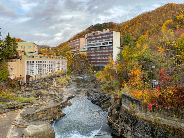 🍁 錦の渓谷！「定山渓温泉」の紅葉は圧巻の美しさ