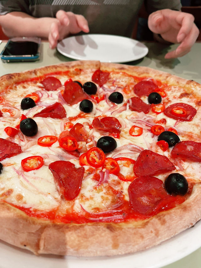 Roberto’s 1020 BSC: A Western Dining Gem with Must-Try Pizza