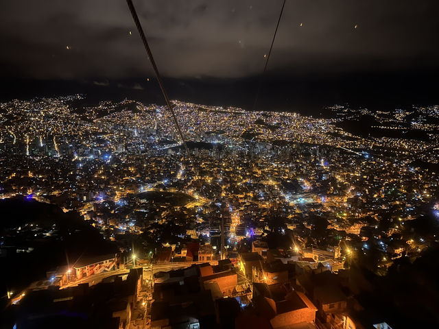 【ラパスの夜景×Mi Teleférico】空を走る都市交通で、絶景の真上を旅する。