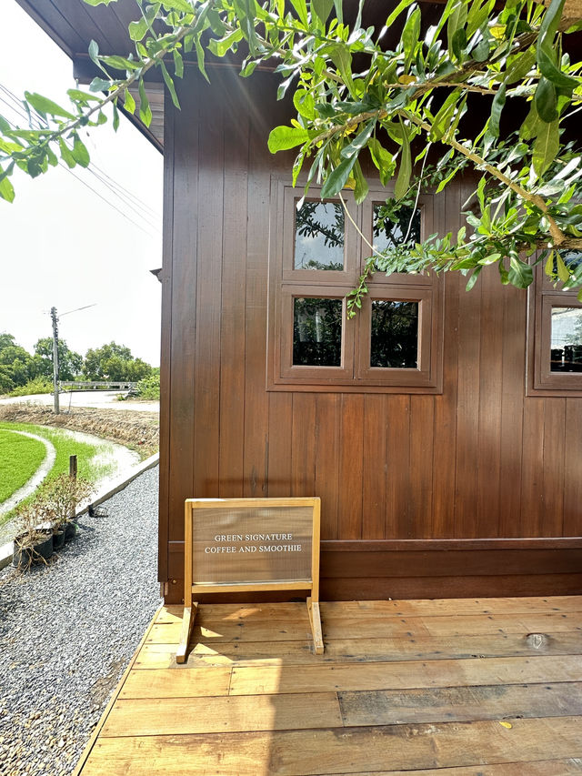 พาเที่ยวคาเฟ่ริมทุ่งนาเขียวขจีใน อ.เสนา อยุธยา