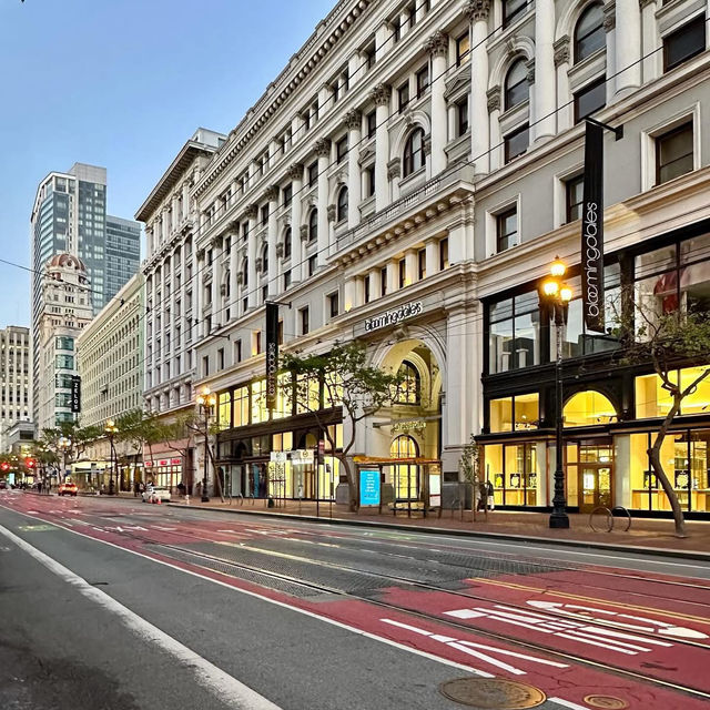 🌉✨ *"Golden Gate Getaway: A Vibrant Weekend Escape in San Francisco’s Heart!"* 🍷🌁