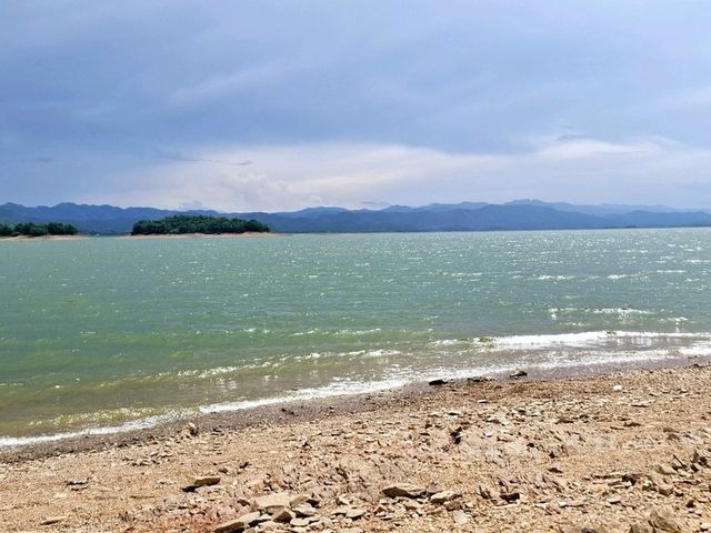 ชายหาดแก่งกระจาน