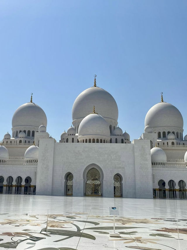 A Peaceful Walk in Abu Dhabi – Marble, Light & Quiet Grandeur