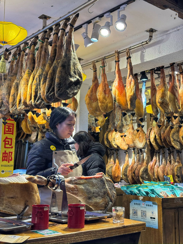 Timeless Charm Behind the Ancient Walls: A Stroll Through Dali Old Town