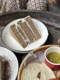 How can a coffee booth in a hostel make such good desserts?!