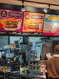 🍔 富山電鐵站內的異國風味驛站：日韓限定 Lotteria 樂天利