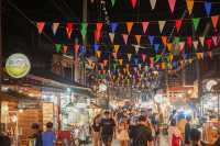 เที่ยวถนนคนเดินเชียงคานหน้าฝน ของกินฉ่ำ